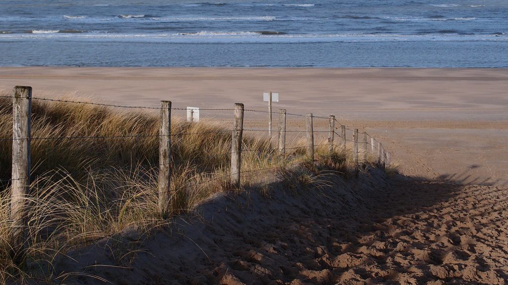 Strand en zee nabij het mooie recreatiepark Sollasi voor een ontspannen vakantie
