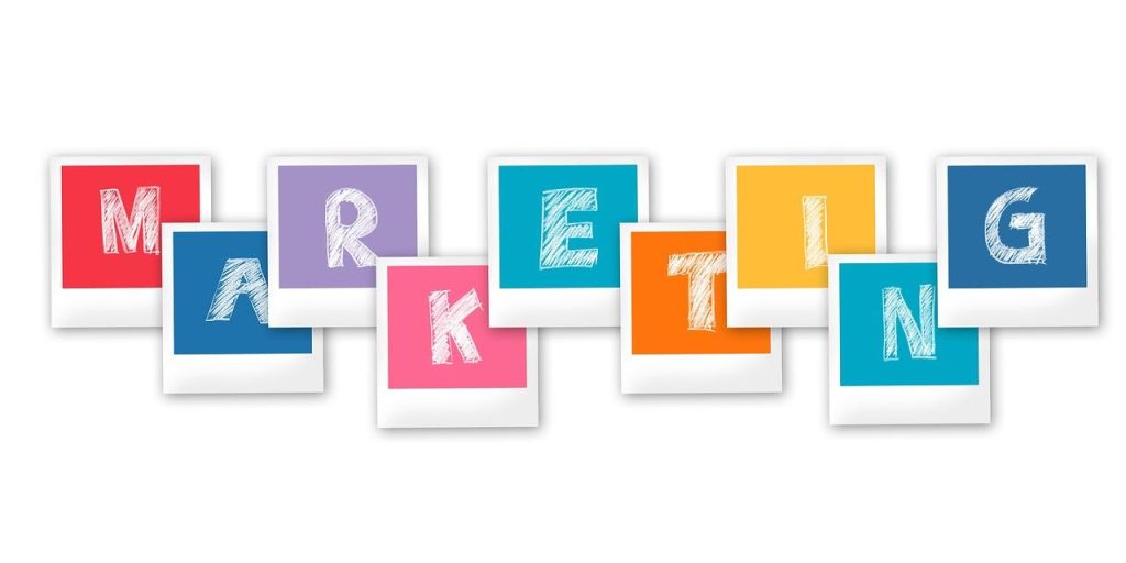 Grafiek met 7 essentiële eigenschappen om te zoeken in een online marketeer, inclusief analytisch vermogen en creativiteit