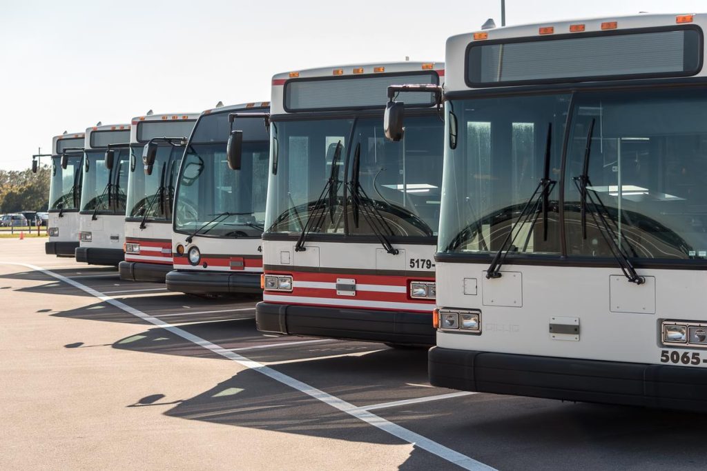 De Busspecialist 15 persoons bus verhuur met comfortabele zitplaatsen en professionele chauffeurs voor groepsvervoer