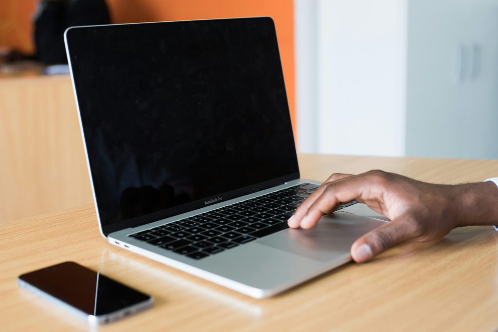 IT opkopen: professionele dataverwijdering en revisie van overbodige hardware zoals laptops en servers