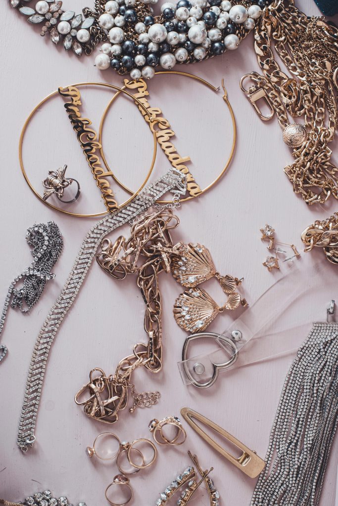 Gouden kralenketting in minimalistisch design, handgemaakt door Rosas Jewels met fijne details en elegante afwerking