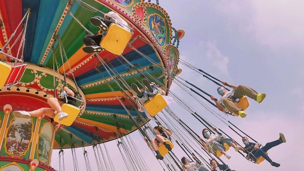 Kinderen genieten van een spannende dag op het schoolreisje naar pretpark Drievliet met diverse attracties
