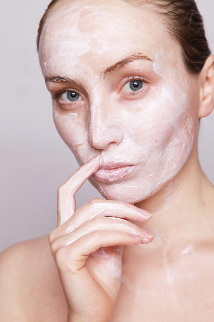 Vier onmisbare skincare producten: niacinamide serum, hyaluronzuur, vitamine C en zonnebrandcrème voor een gezonde en stralen