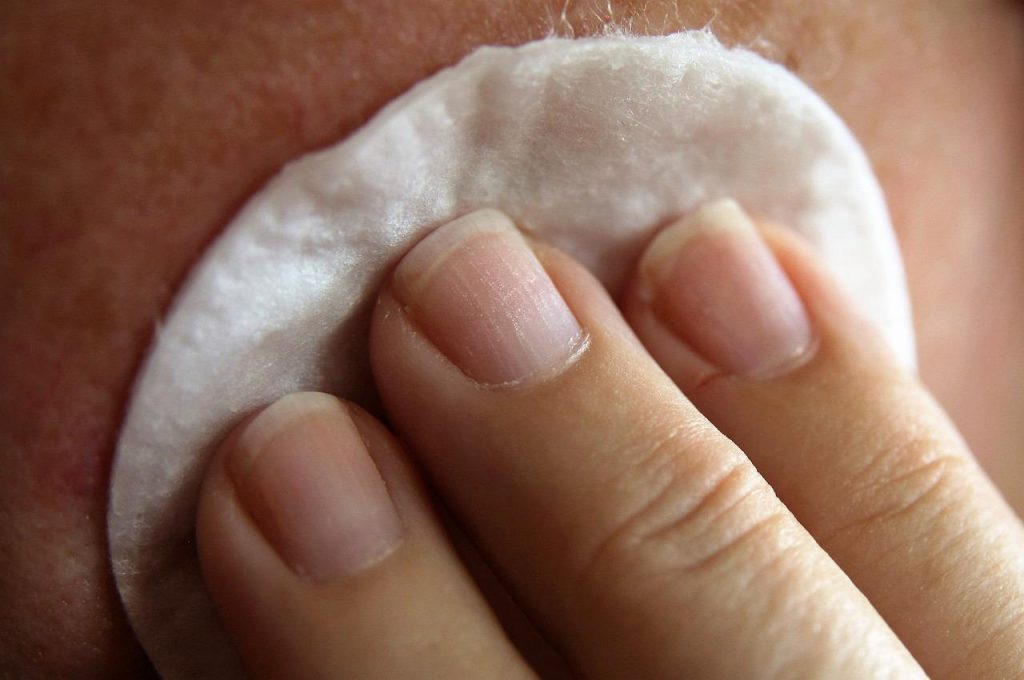 Beauty professional adviseert klant over thuisproducten om salon behandelingen thuis voort te zetten