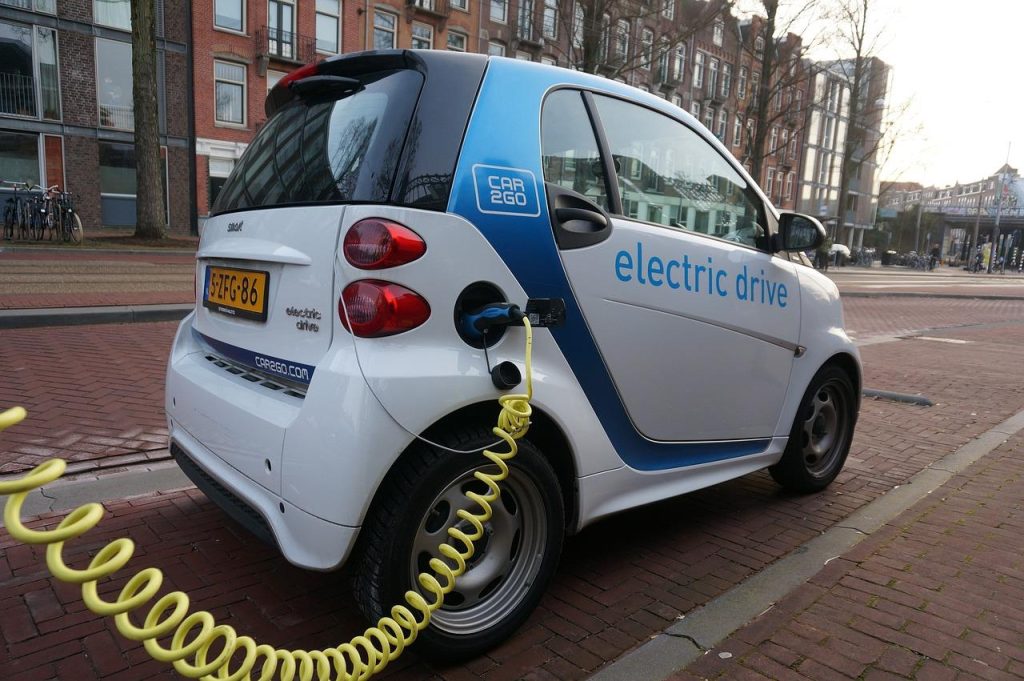 Laadstations op tankstations bieden elektrische auto's oplaadmogelijkheden op vertrouwde locaties