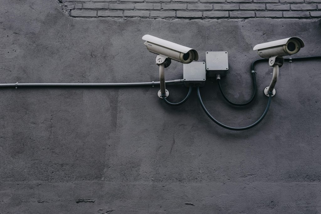Professionele beveiligers van beveiligingsbedrijf in Rotterdam tijdens objectbeveiliging met focus op alertheid en veiligheid