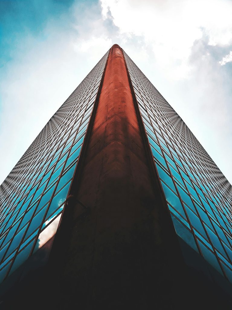 Professioneel team demonstreert succesvolle tech recruitment strategie voor het aantrekken van technisch talent