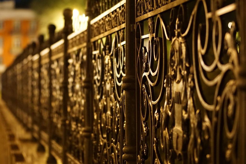 Vergelijking schuifpoort en draaipoort voor oprit - ontdek de verschillen in ruimtebehoefte en stijl