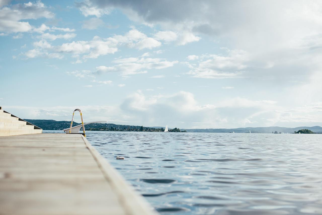 Swim in Balance trainer begeleidt deelnemer bij ontspannen en efficiënt zwemmen in zwembad